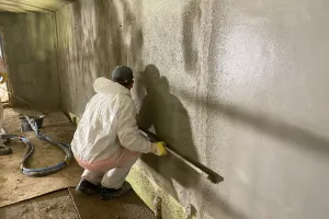 Nivellierungsprozess der Wand