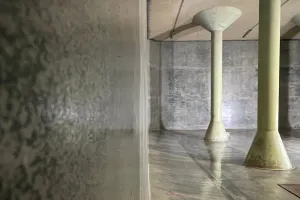 Seitenansicht des reparierten Wassertanks. 