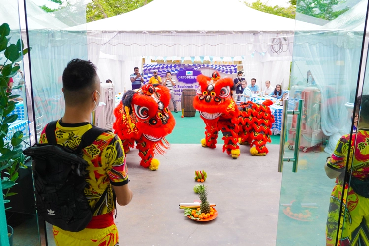 Der traditionelle chinesische Löwentanz, der der MC-Bauchemie Malaysia und ihrem neuen Standort Erfolg, Wohlstand und Glück bringen soll.