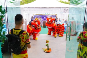 Der traditionelle chinesische Löwentanz, der der MC-Bauchemie Malaysia und ihrem neuen Standort Erfolg, Wohlstand und Glück bringen soll.