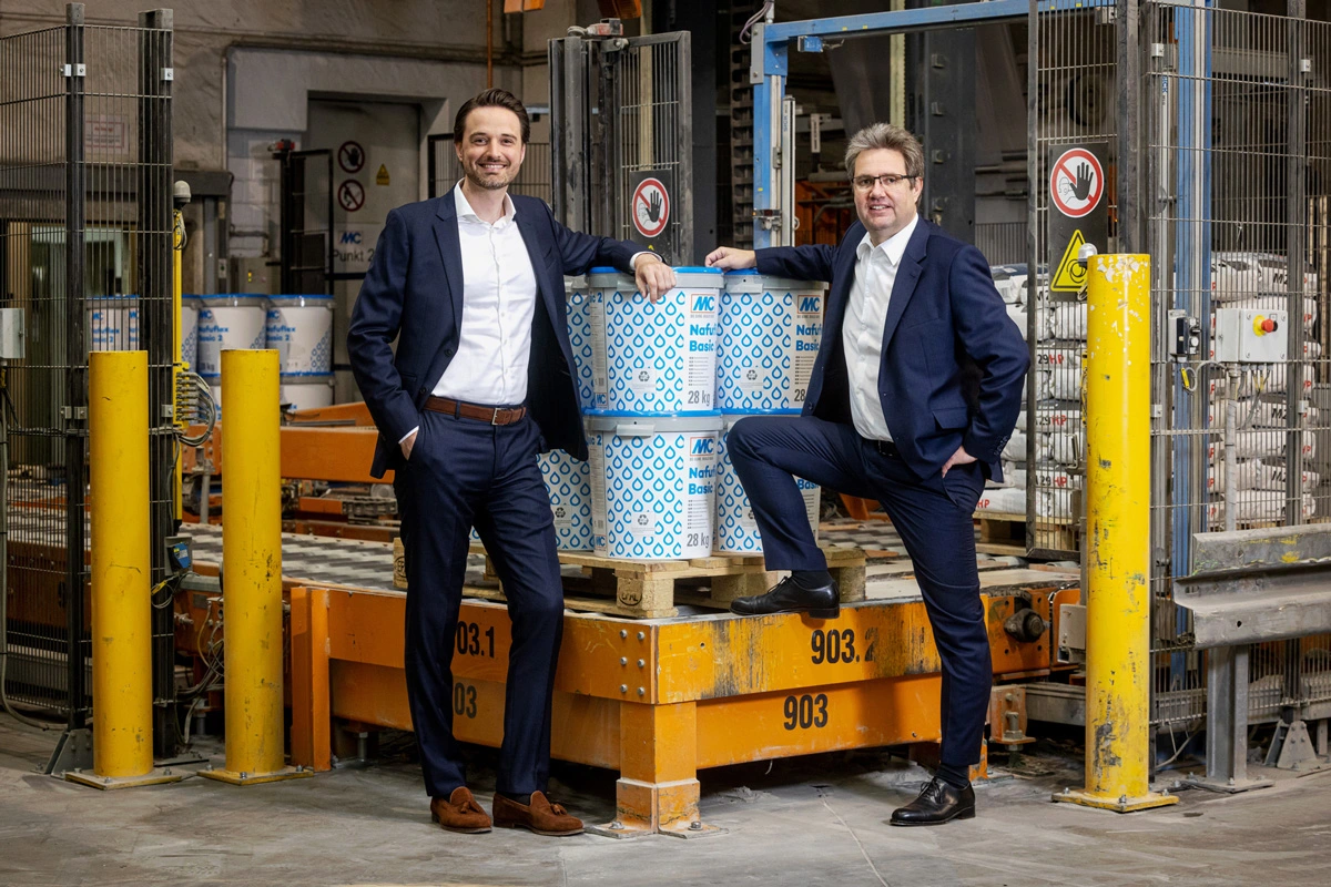 Nicolaus M. Müller (links) und Dr. Ekkehard zur Mühlen leiten die MC-Bauchemie Gruppe seit dem 1. Januar 2022.