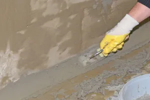 Eine Hohlkehle wird mit Nafufill RM 10 rapid geformt.