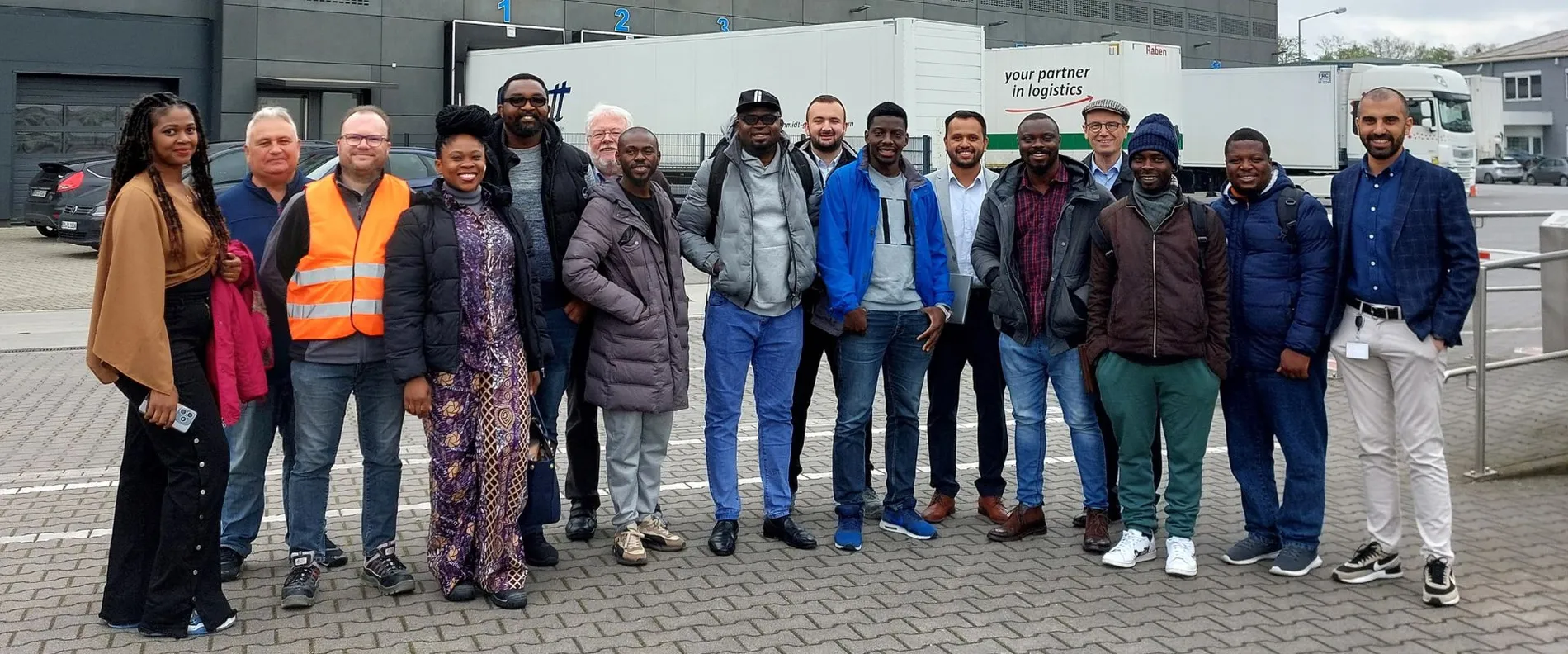 Die Gruppe der nigerianischen Unternehmer versammelt vor dem Hauptsitz der MC-Bauchemie in Bottrop.