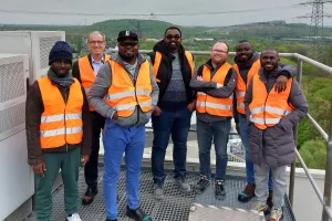Ein Teil der Gruppe steht oben auf dem hohen Pulverturm mit Blick über Bottrop und das Ruhrgebiet.