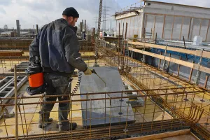 Die gebrauchsfertigen Trennmittelemulsionen werden auf der gereinigten, fettfreien Oberfläche im Spritzverfahren appliziert.