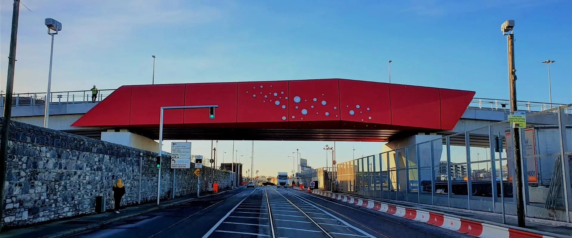 Das kräftige Rot der Brücke passt zum Poolbeg-Leuchtturm in der Dublin Bay.