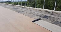 Bitumenbahnen wurden auf das so präparierte Substrat geschweißt, bevor die Oberfläche mit Walzasphalt bedeckt wurde.