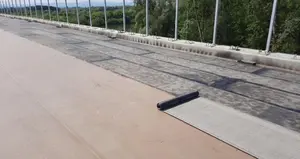 Bitumenbahnen wurden auf das so präparierte Substrat geschweißt, bevor die Oberfläche mit Walzasphalt bedeckt wurde.
