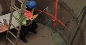 Die Wände des Abwasserkanals werden mit der Injektionstechnik von MC bearbeitet.