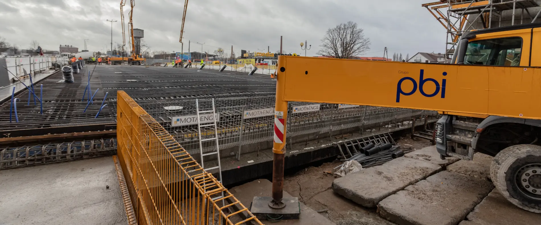Baustellenfahrzeug steht auf der Brücke