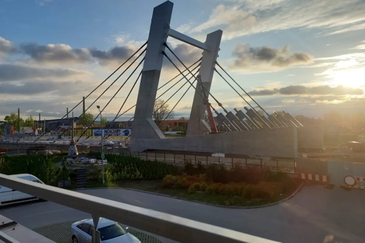 Blick auf die neue Brücke in Polen