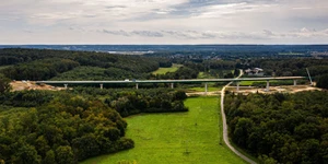 Vogelperspektive auf die fertig gestellte Talbrücke bei Vasszentmihály  