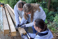 Beim Caritas Kinderdorf wurde ein Unterstand aus Holz gebaut.