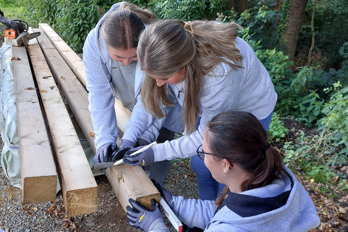Beim Caritas Kinderdorf wurde ein Unterstand aus Holz gebaut.