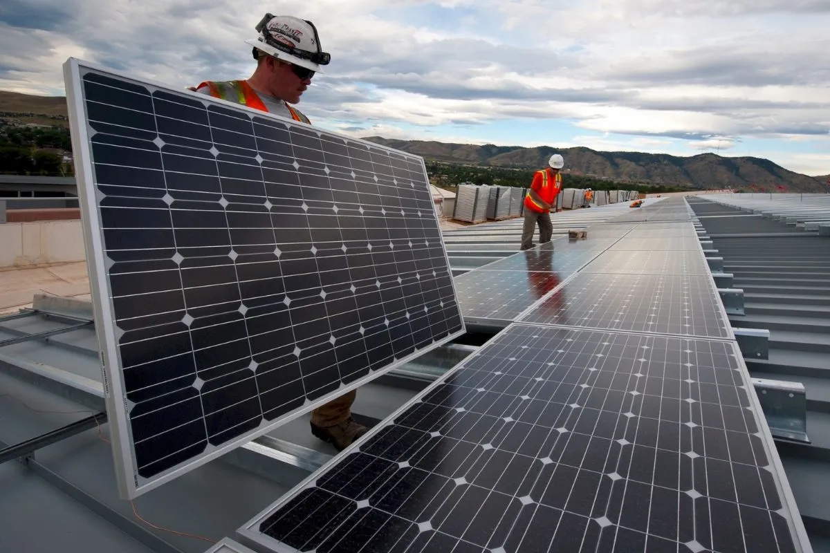 Ansicht einer Baustelle, auf der Solarmodule eingesetzt werden.