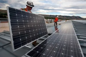 Ansicht einer Baustelle, auf der Solarmodule eingesetzt werden.