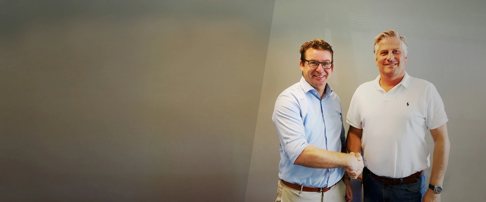 Handshake der beiden Geschäftsführer der neu gegründeten Gesellschaft MC-Bauchemie Danmark ApS: Walter Devue (links) und Klaus Lebæk (rechts).
