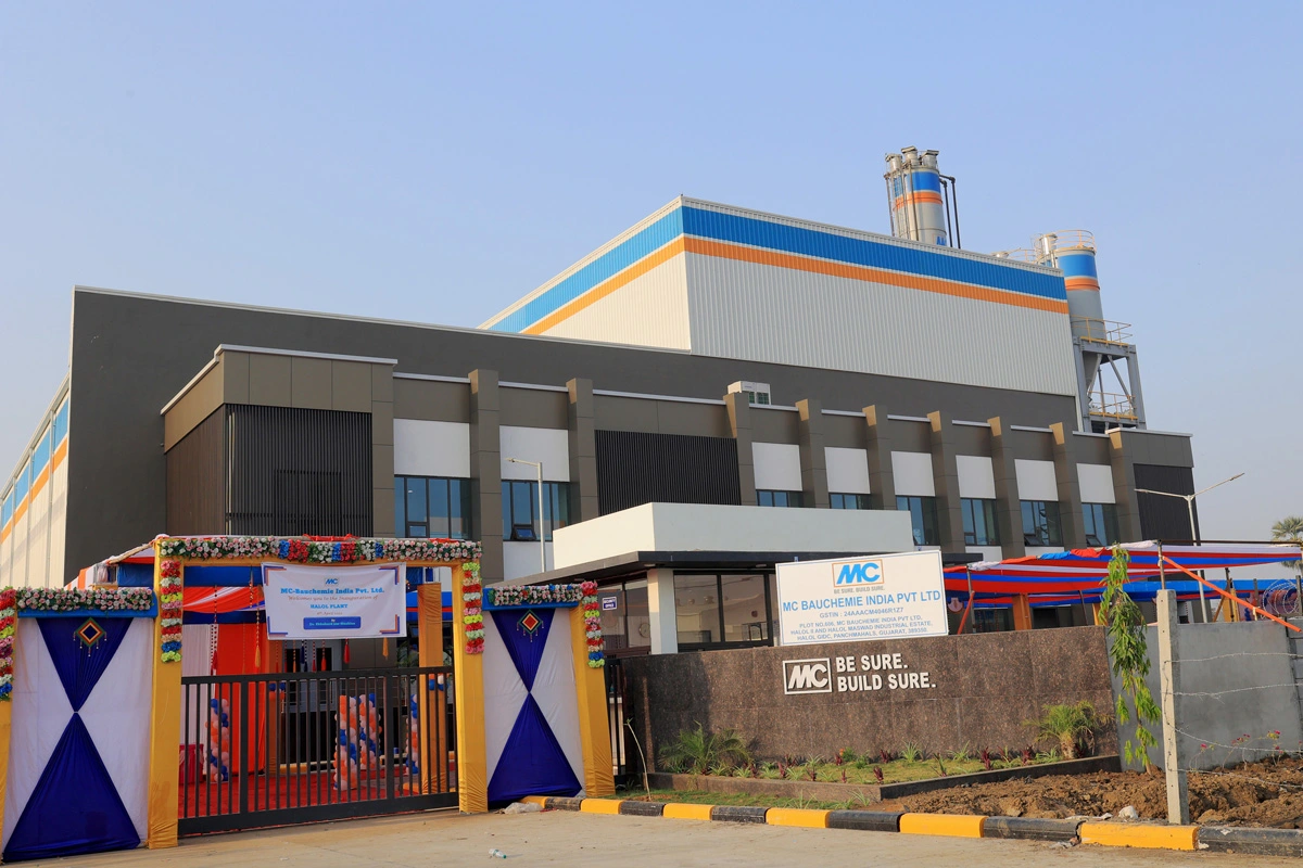 Ansicht des neuen Fabrikgebäudes der MC-Bauchemie India in Halol. 