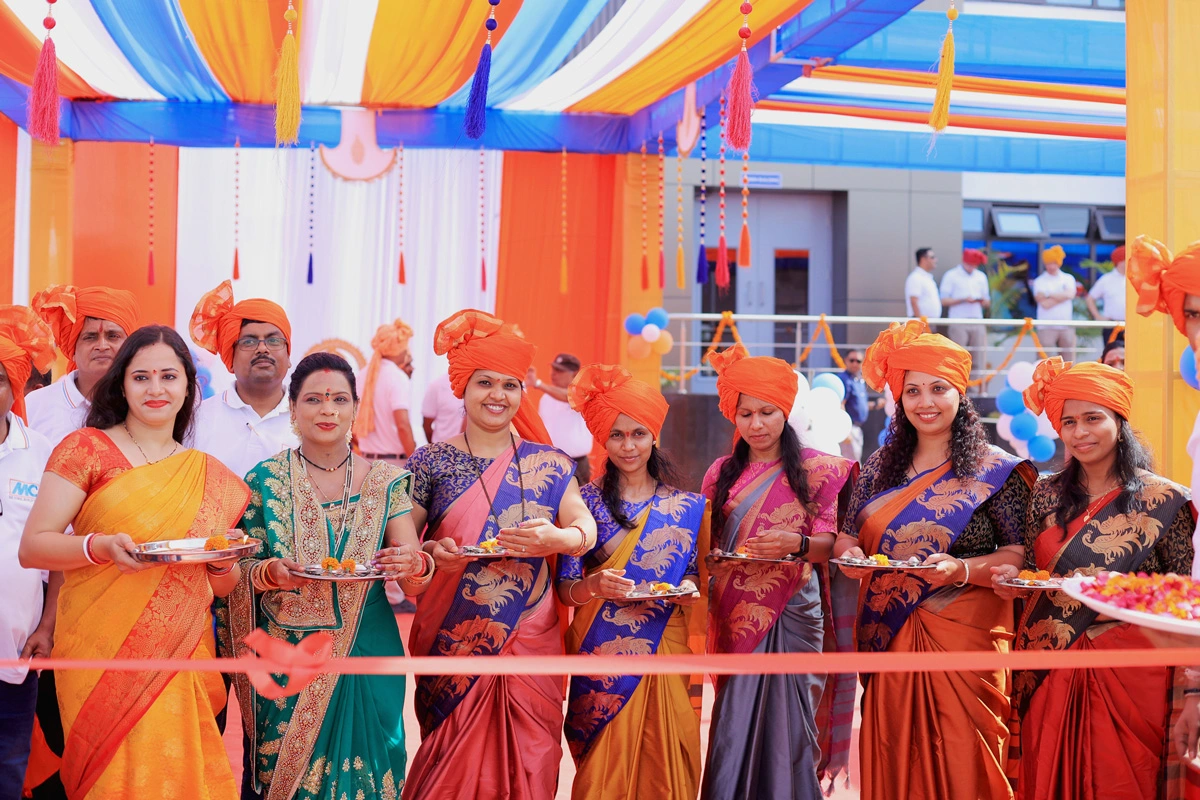 Mitarbeiterinnen der MC-Bauchemie India in traditionellen indischen Kleidern während der Eröffnungszeremonie.