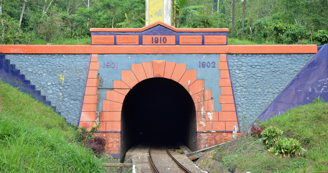 Bei der Vergelung des Mrawan Eisenbahntunnels musste hinter den gemauerten, 90 cm dicken Steinbogen injiziert werden. 