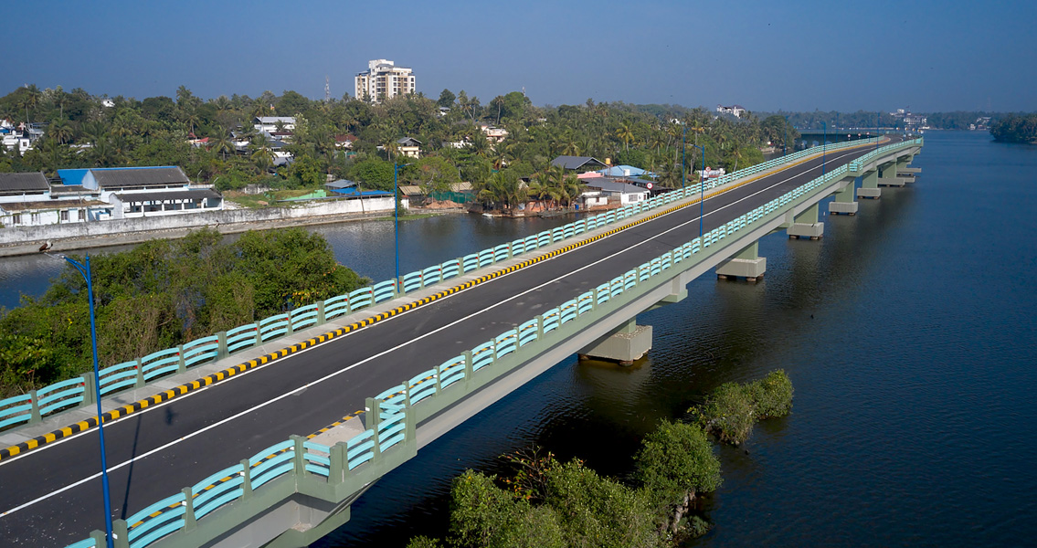 Blick auf die beschichtete Asraman-Brücke über dem Ashtamudi-See