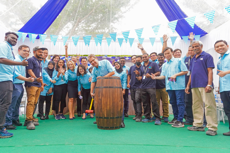 Fassanstich zur feierlichen Werkseröffnung der MC-Bauchemie Malaysia in Semenyih, rund 40 km südöstlich von Kuala Lumpur, mit Kunden und Mitarbeitern.