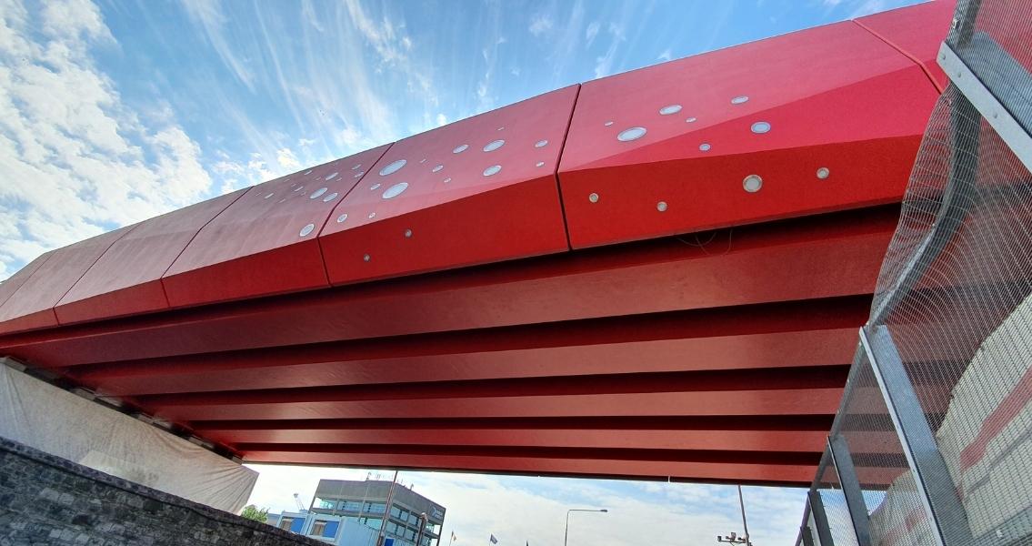 Das hochflexible Oberflächenschutzsystem MC-Color Flex pro wurde verwendet, um die Brücke dauerhaft zu schützen und gleichzeitig die ästhetische Wirkung der Struktur über die kommenden Jahre hinweg zu erhalten.